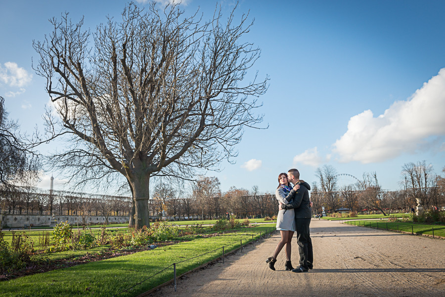 Homem a dar um beijo na bochecha da namorada enquanto a abraça