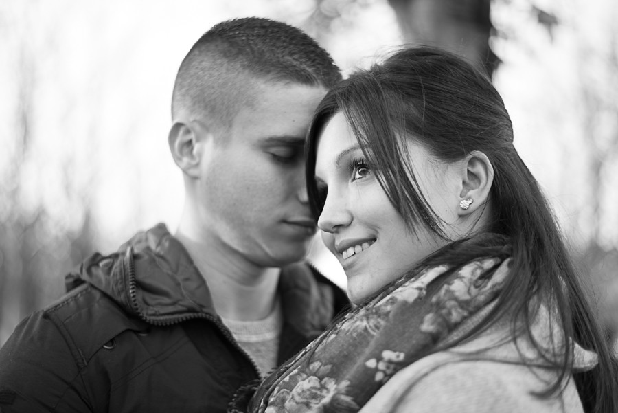 Homem com a cabeça encostada a da namorada enquanto ela olha para o céu