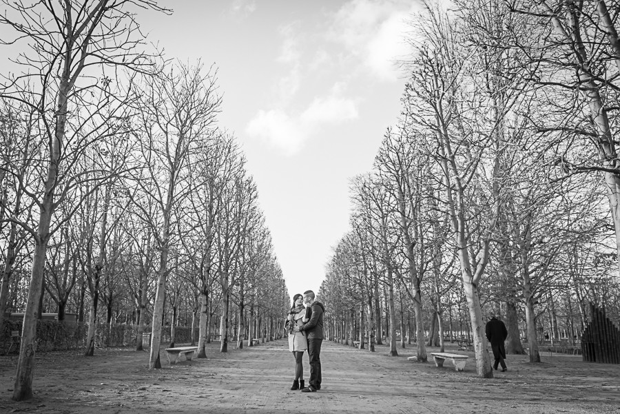 Casal de namorados a olharem um para o outro apaixonadamente 
