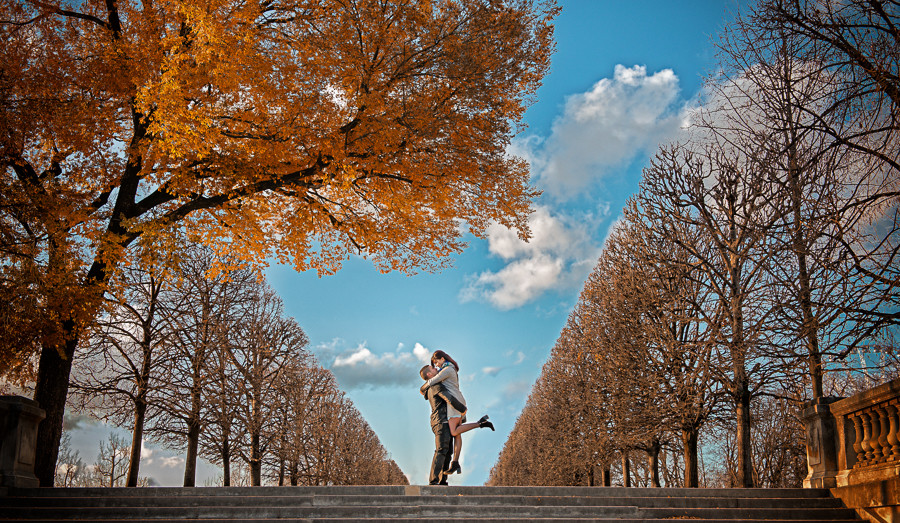 Homem a pegar na namorada ao colo 