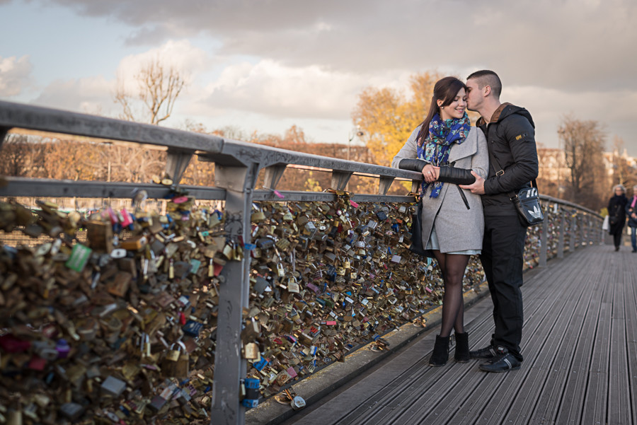 Casal de namorados abraçados na Pont des Arts