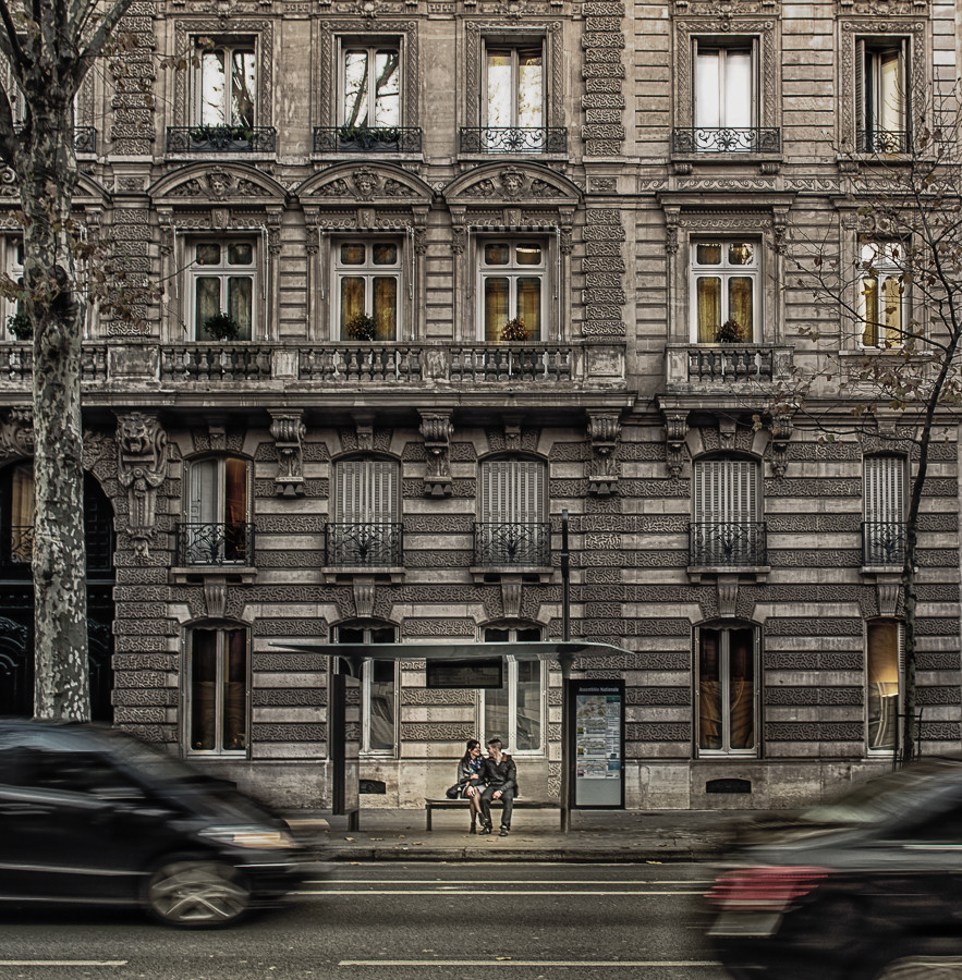 Casal de namorados a falar numa estação de autocarros