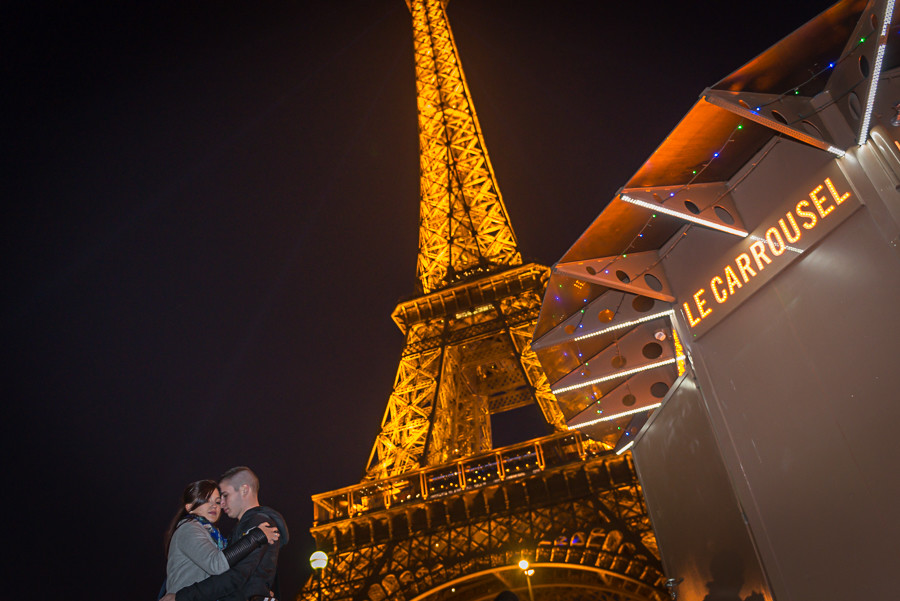 Homem a encostar a cabeça na namorada