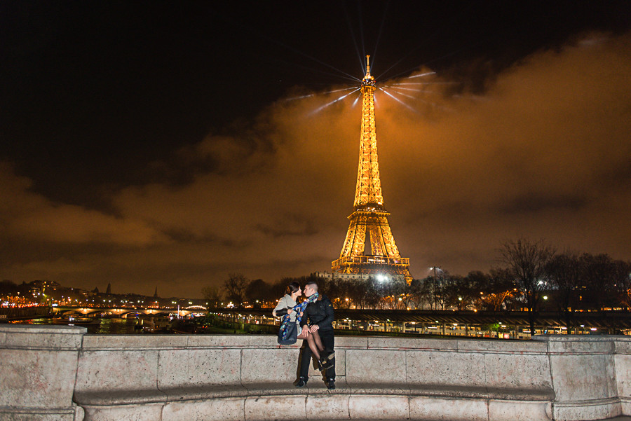 Casal de namorados sentados no muro