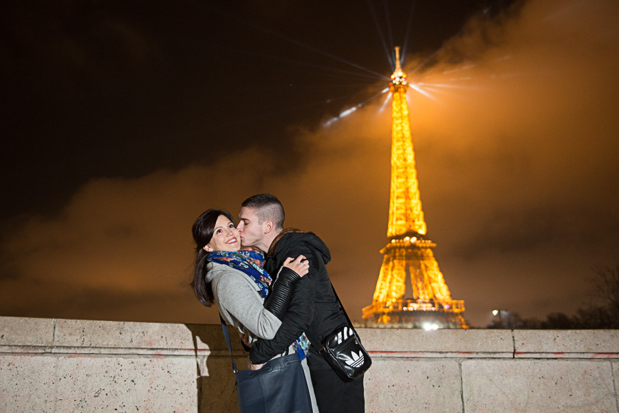 Homem a dar um beijo na bochecha da namorada