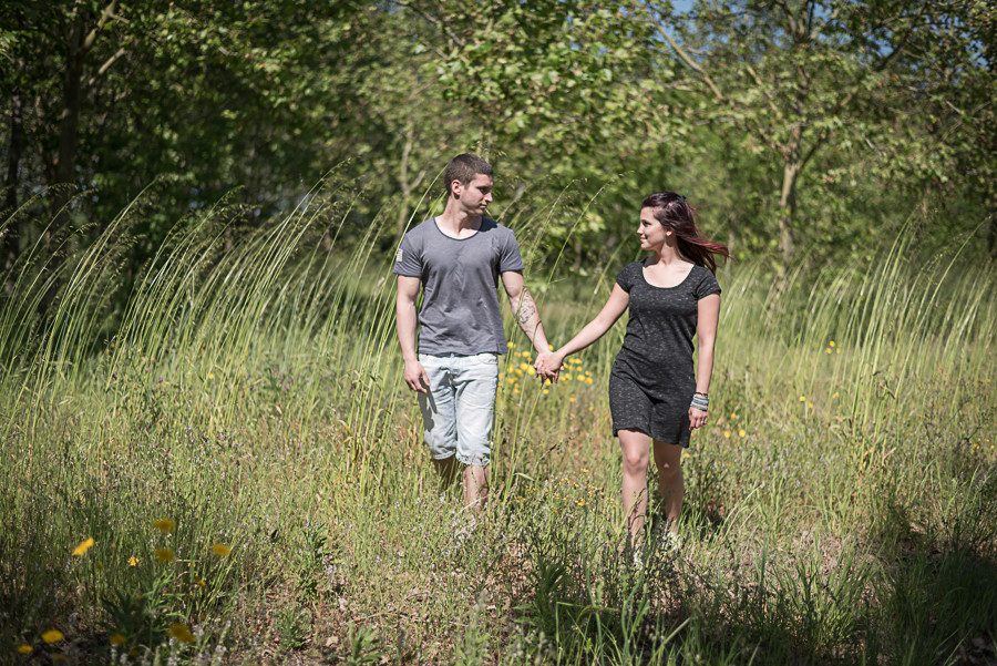 Casal de namorados de mãos dadas a caminhar 