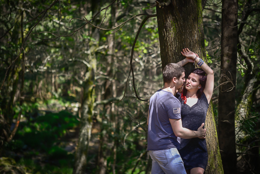Homem a abraçar a namorada