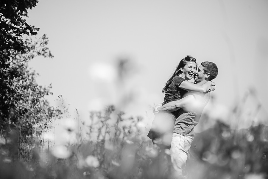 Homem a pegar na namorada ao colo 