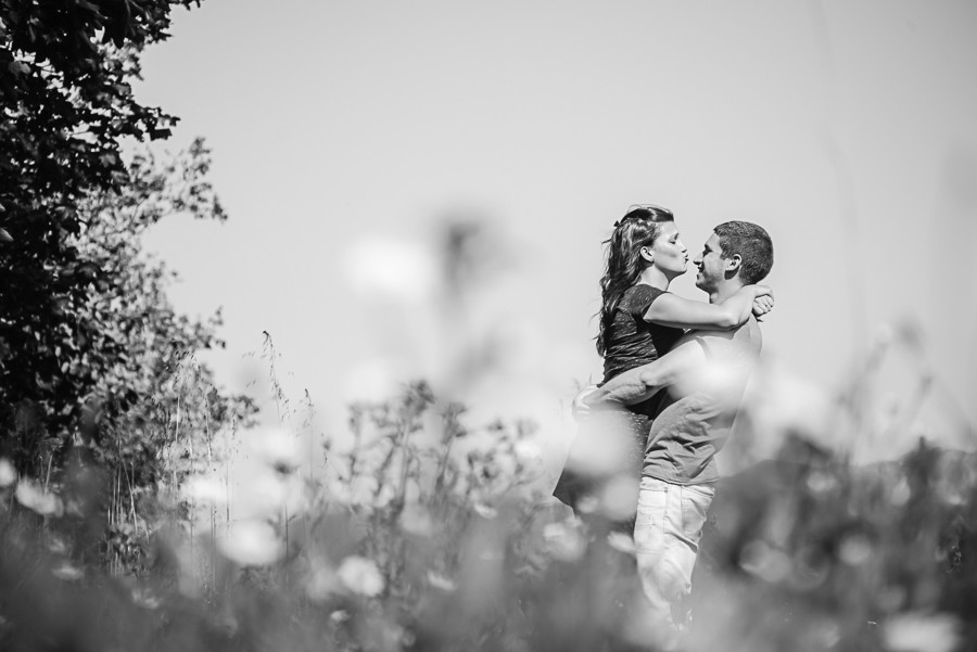 Homem a pegar na namorada ao colo onde ela ta a dar um beijo 