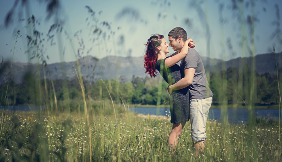 Casal de namorados a olharem apaixonadamente um para o outro