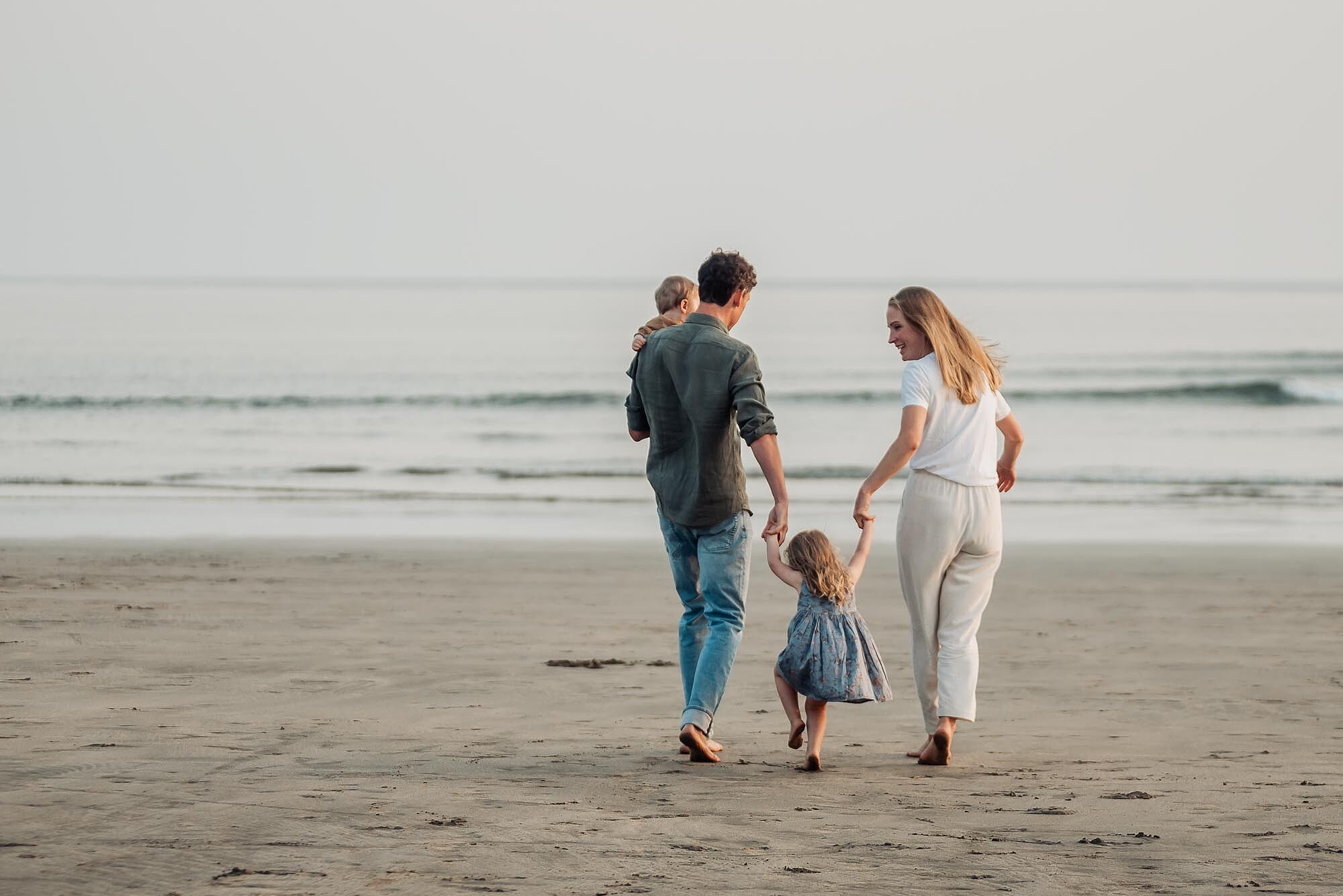 familia-caminha-junto-ao-mar-durante-ferias