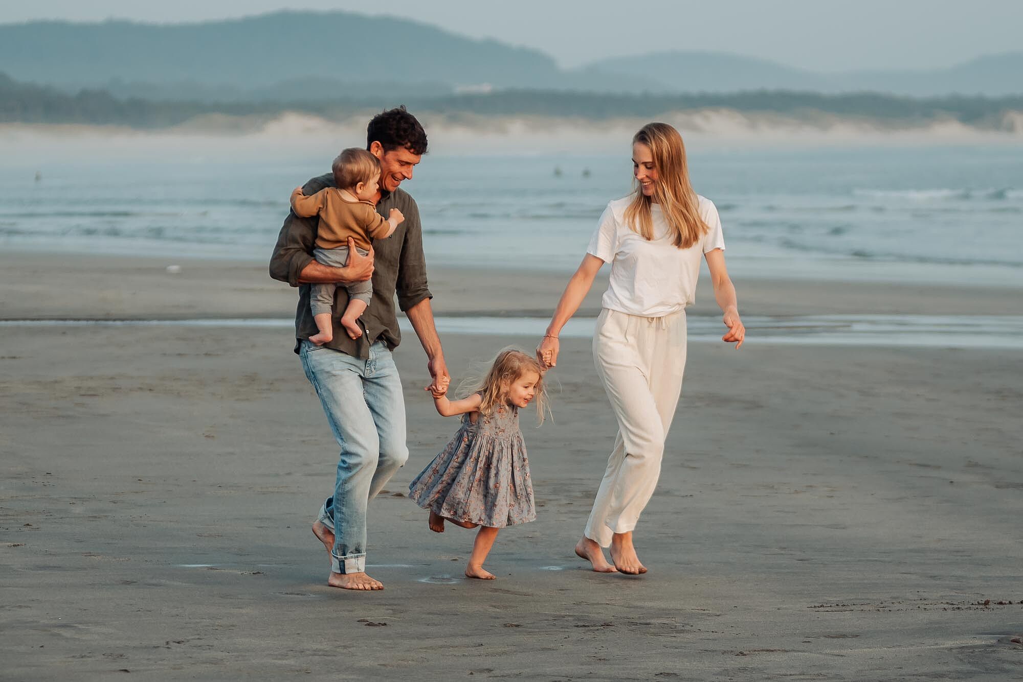 familia-corre-alegremente-no-areal-da-praia
