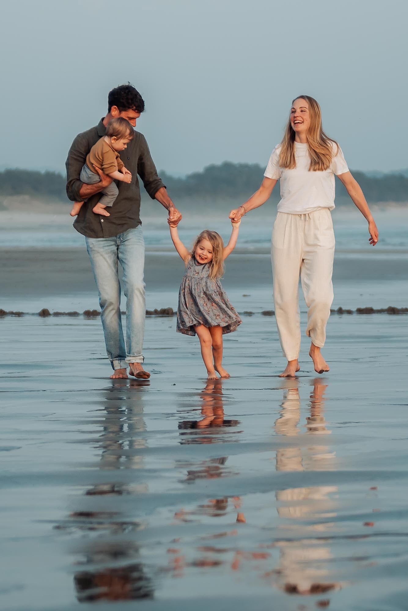 familia-de-maos-dadas-com-reflexo-na-agua-da-praia