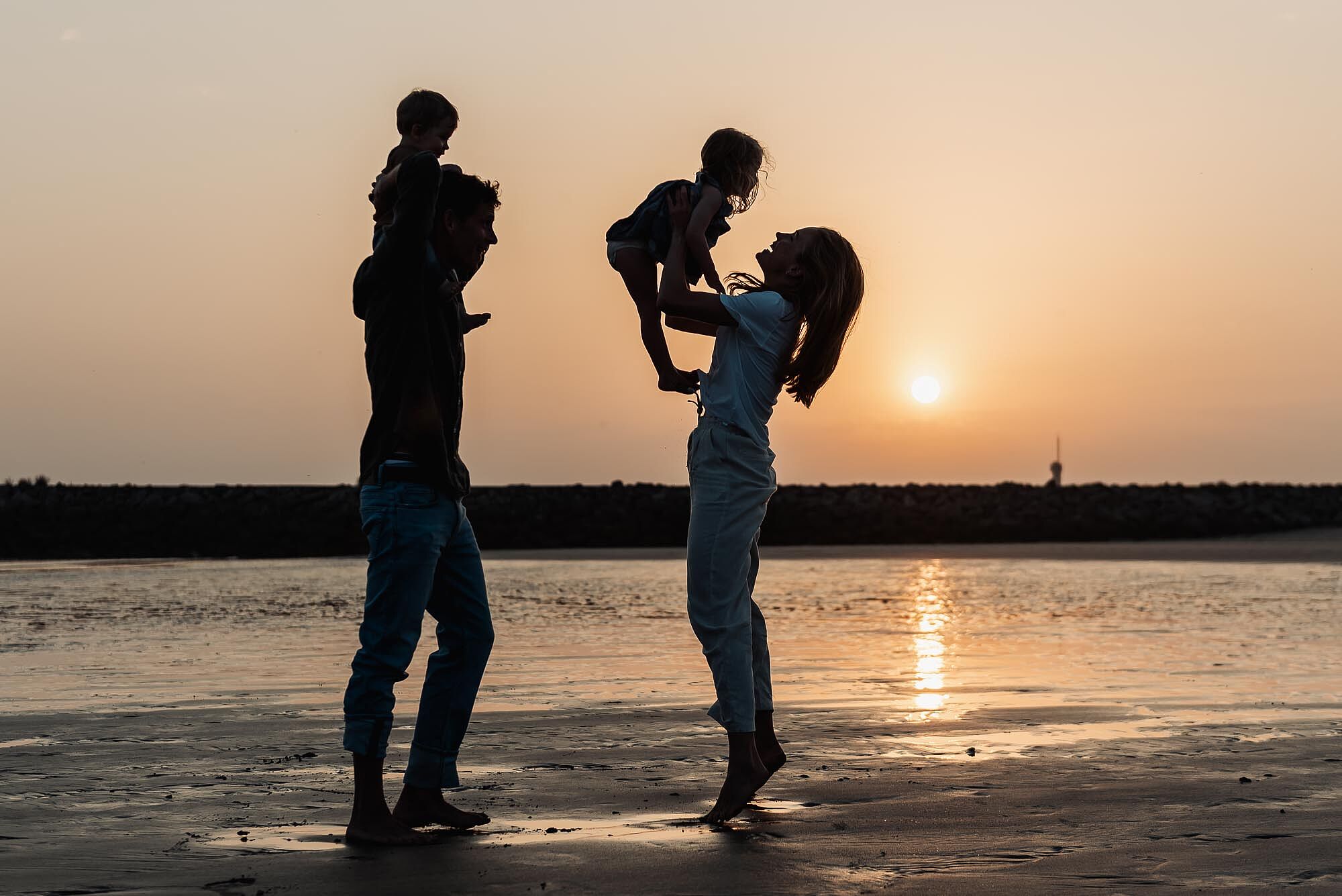 momentos-felizes-de-familia-na-praia-ao-fim-da-tarde