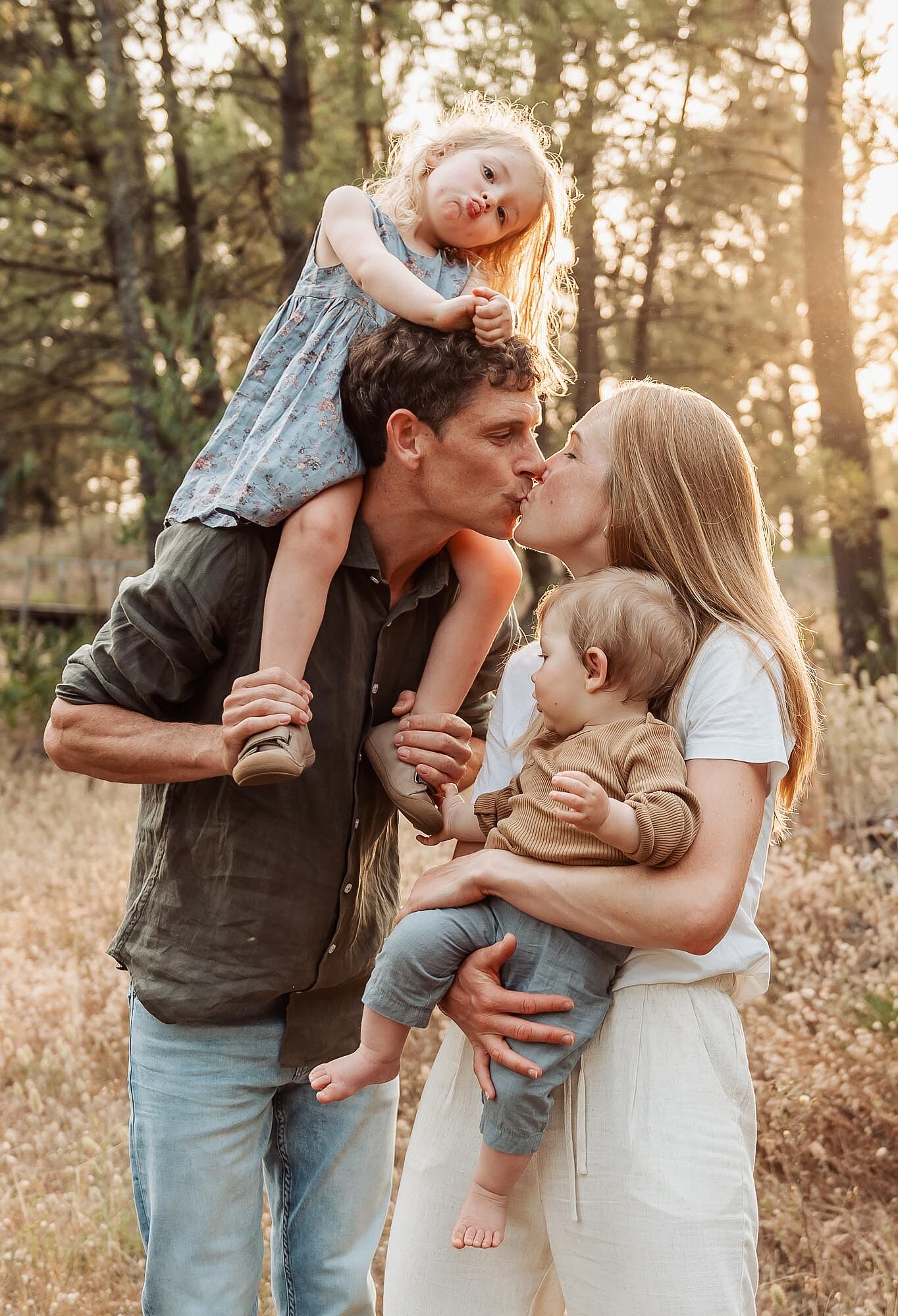 pais-trocam-beijo-enquanto-brincam-com-os-filhos