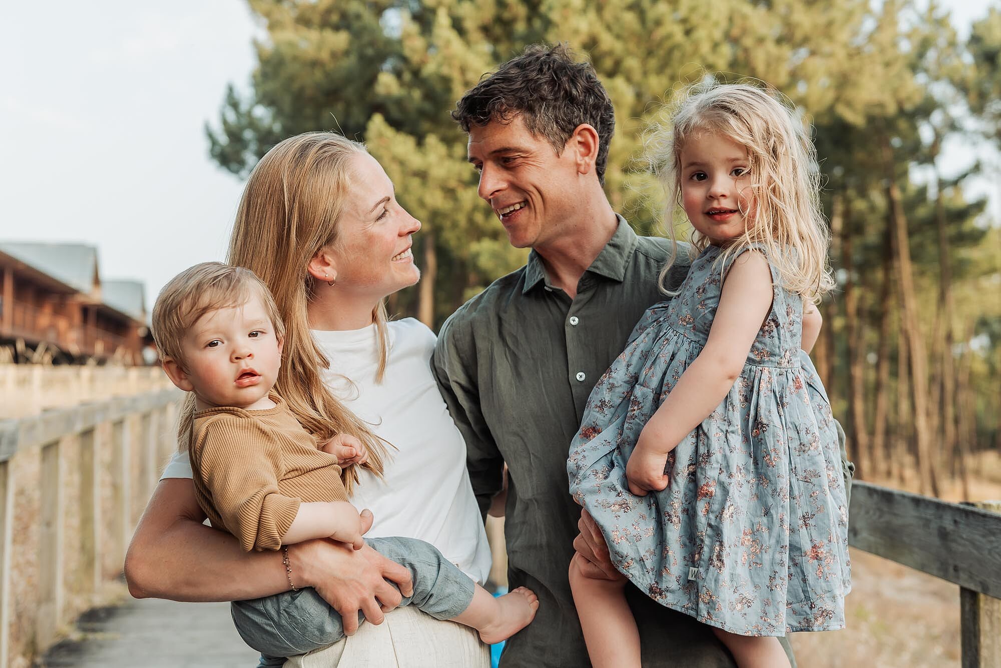 retrato-feliz-de-familia-em-ambiente-natural