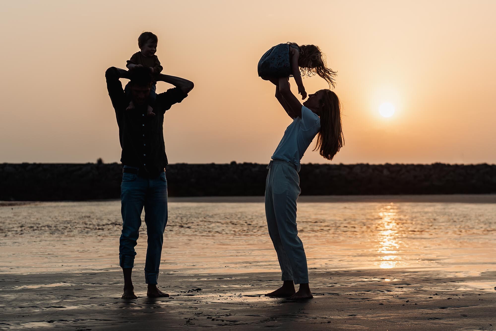 silhueta-de-familia-ao-por-do-sol-em-viana-do-castelo