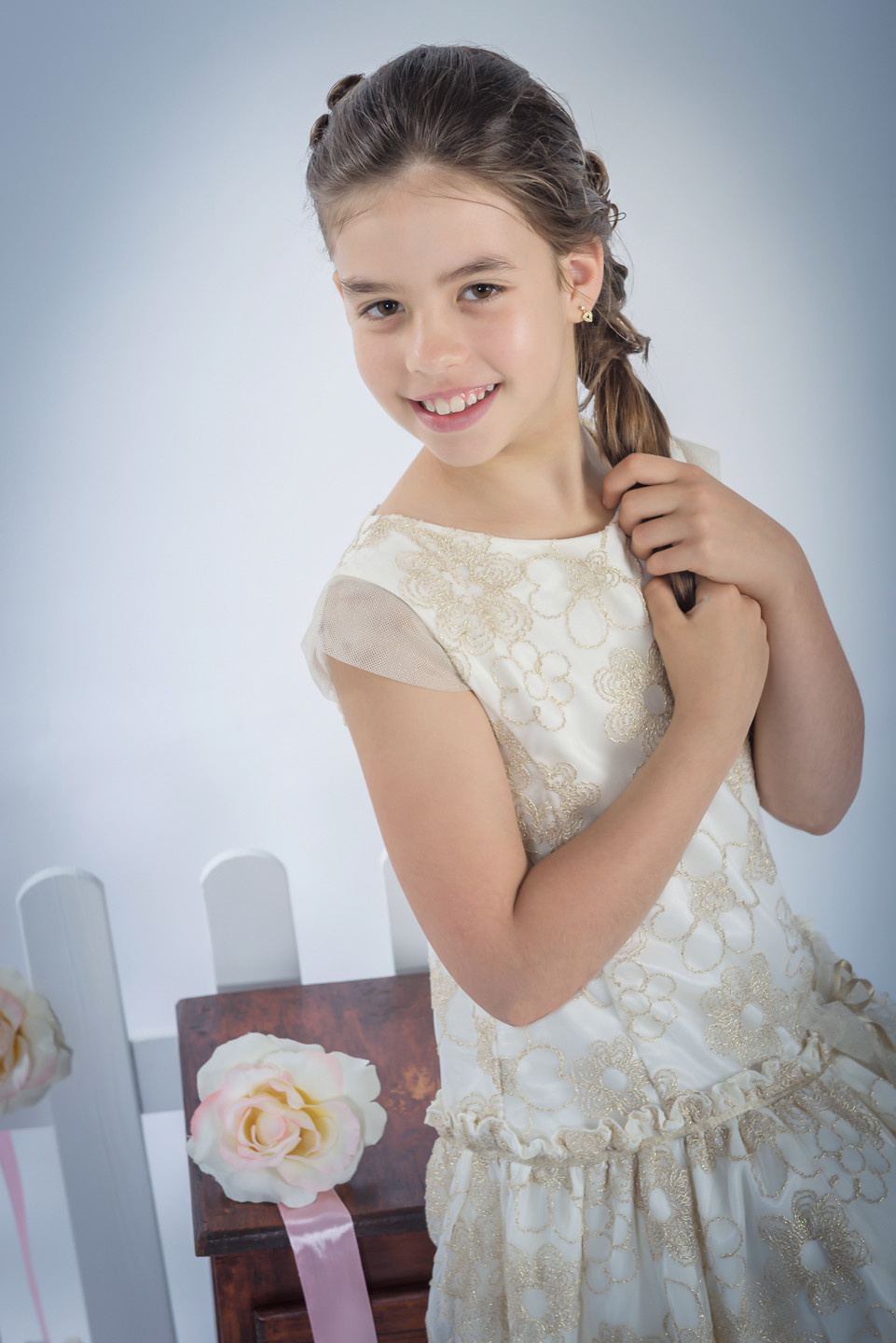 Menina de vestido a sorrir e a mexer no cabelo