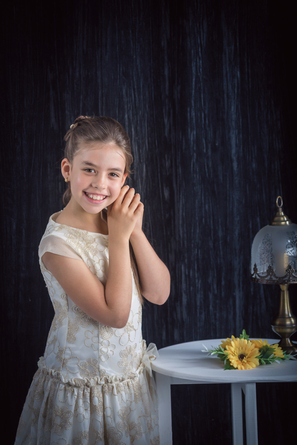 Menina de vestido com as mãos juntas