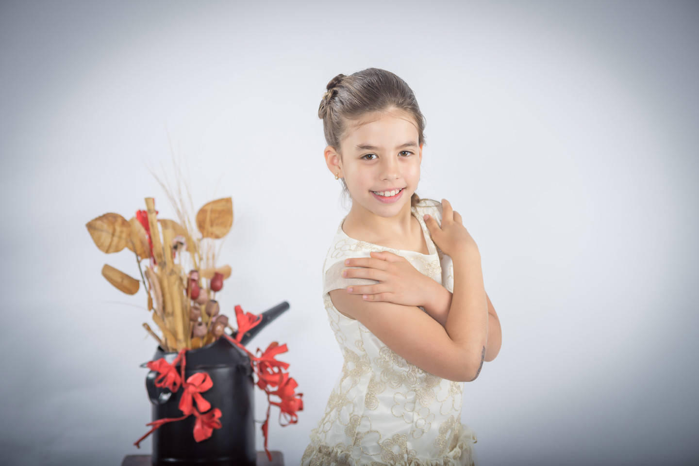 Menina de vestido com as mãos nos ombros