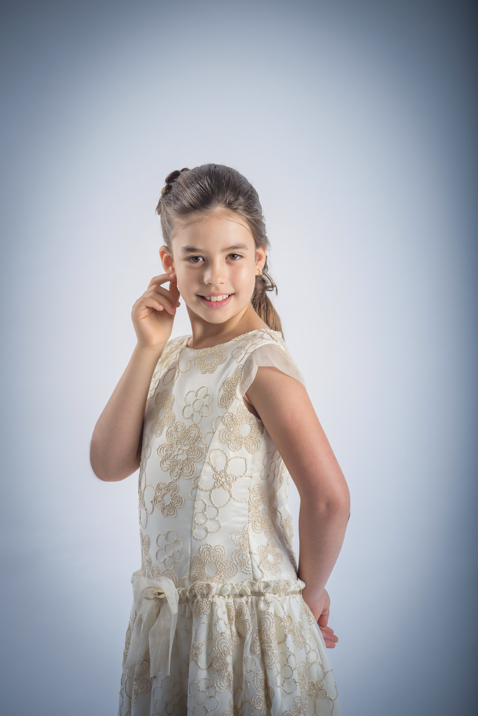 Menina de vestido com a mão na orelha