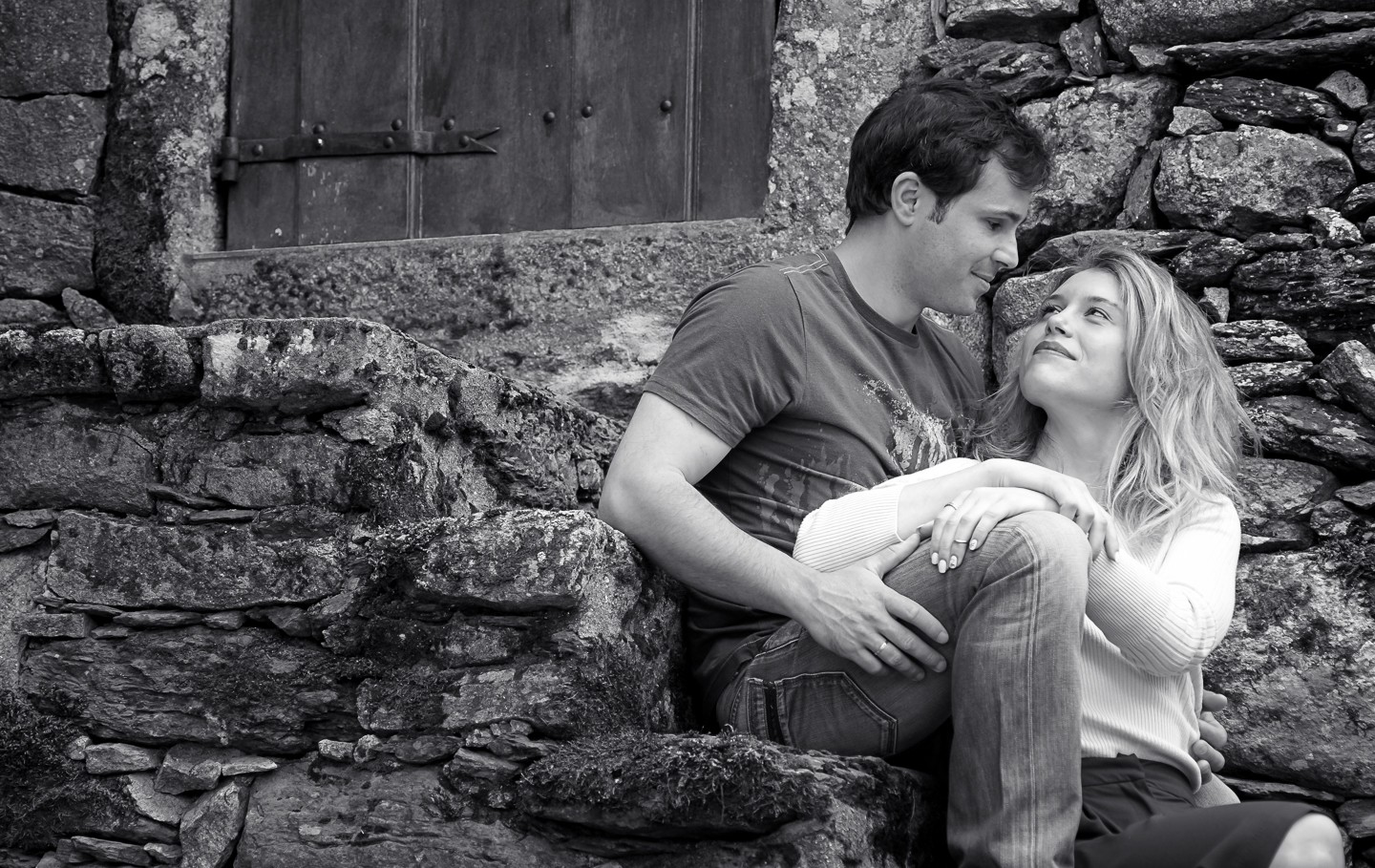 Casal de namorados a olharem um para o outro apaixonadamente