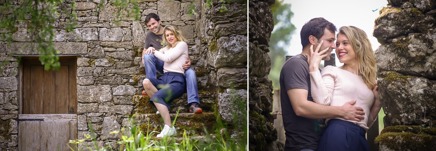 Casal de namorados sentados nas escadas e a olharem apaixonadamente um para o outro