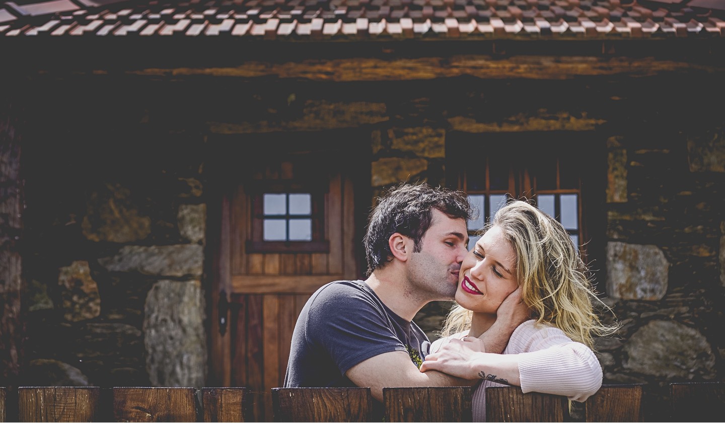 Homem a dar um beijo na bochecha da namorada