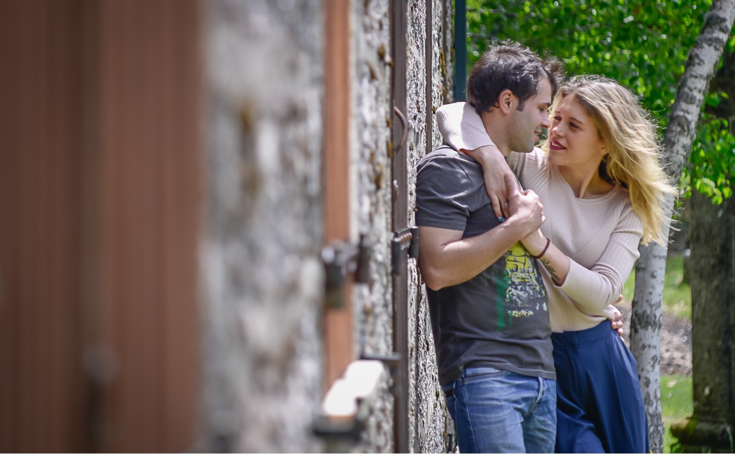 Casal de namorados a darem um abra&ccedil;o