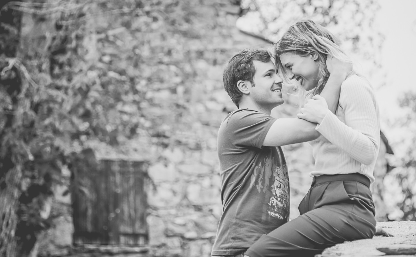 Homem a fazer carinho no cabelo da namorada