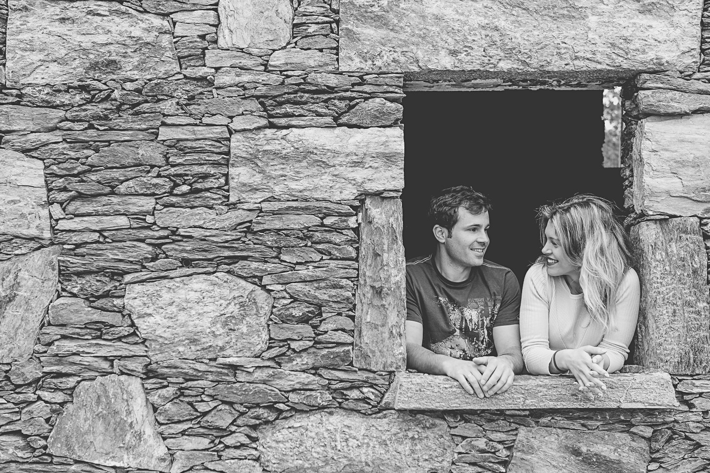 Casal de namorados na janela a conversar