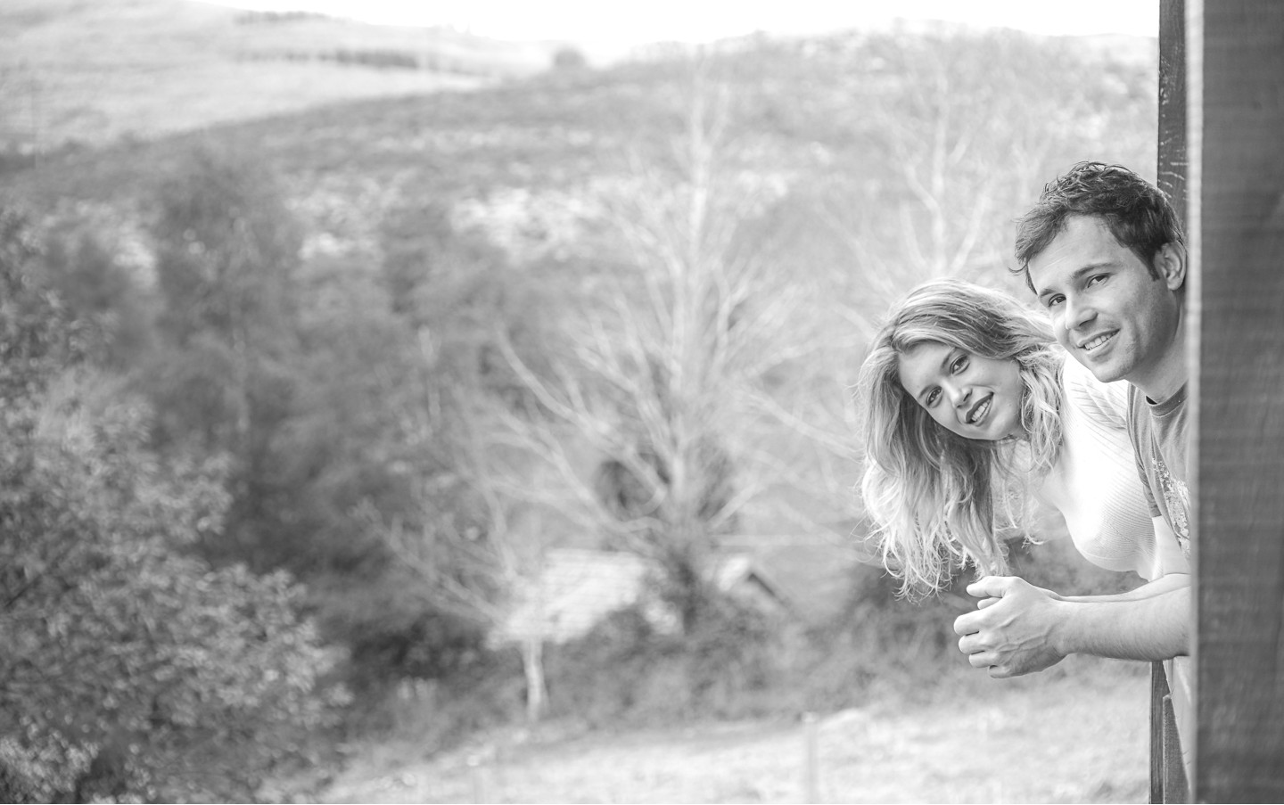 Casal de namorados a olhar pela a janela