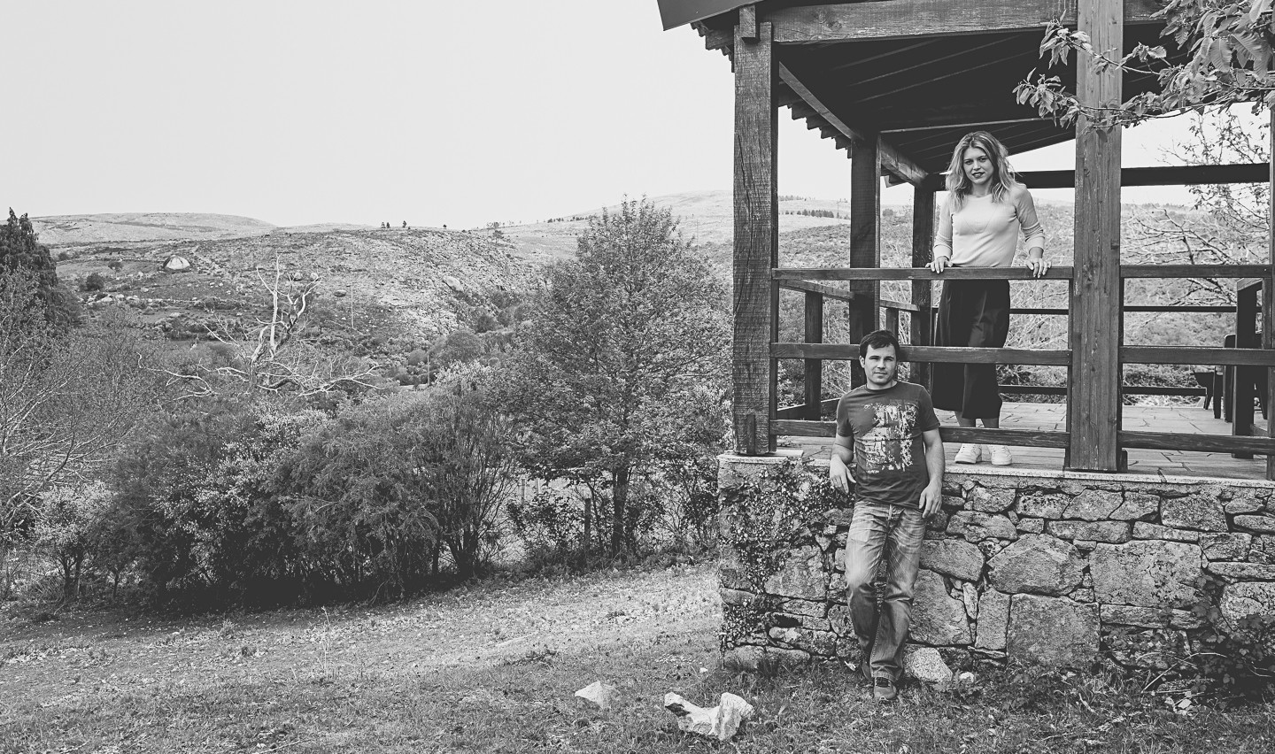 Casal de namorados fora de casa 