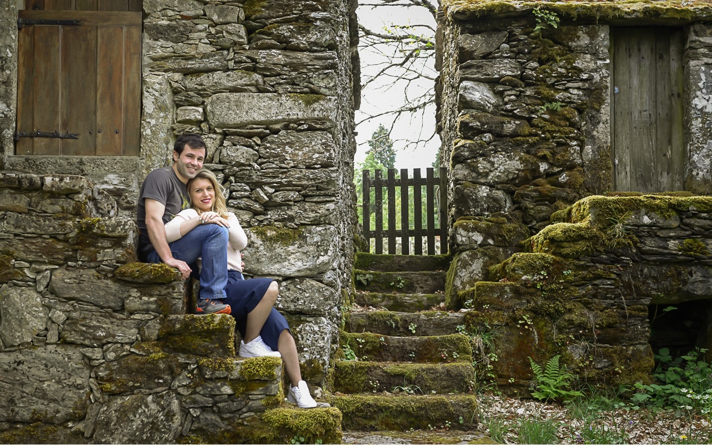 Casal de namorados sentados nas escadas de pedra