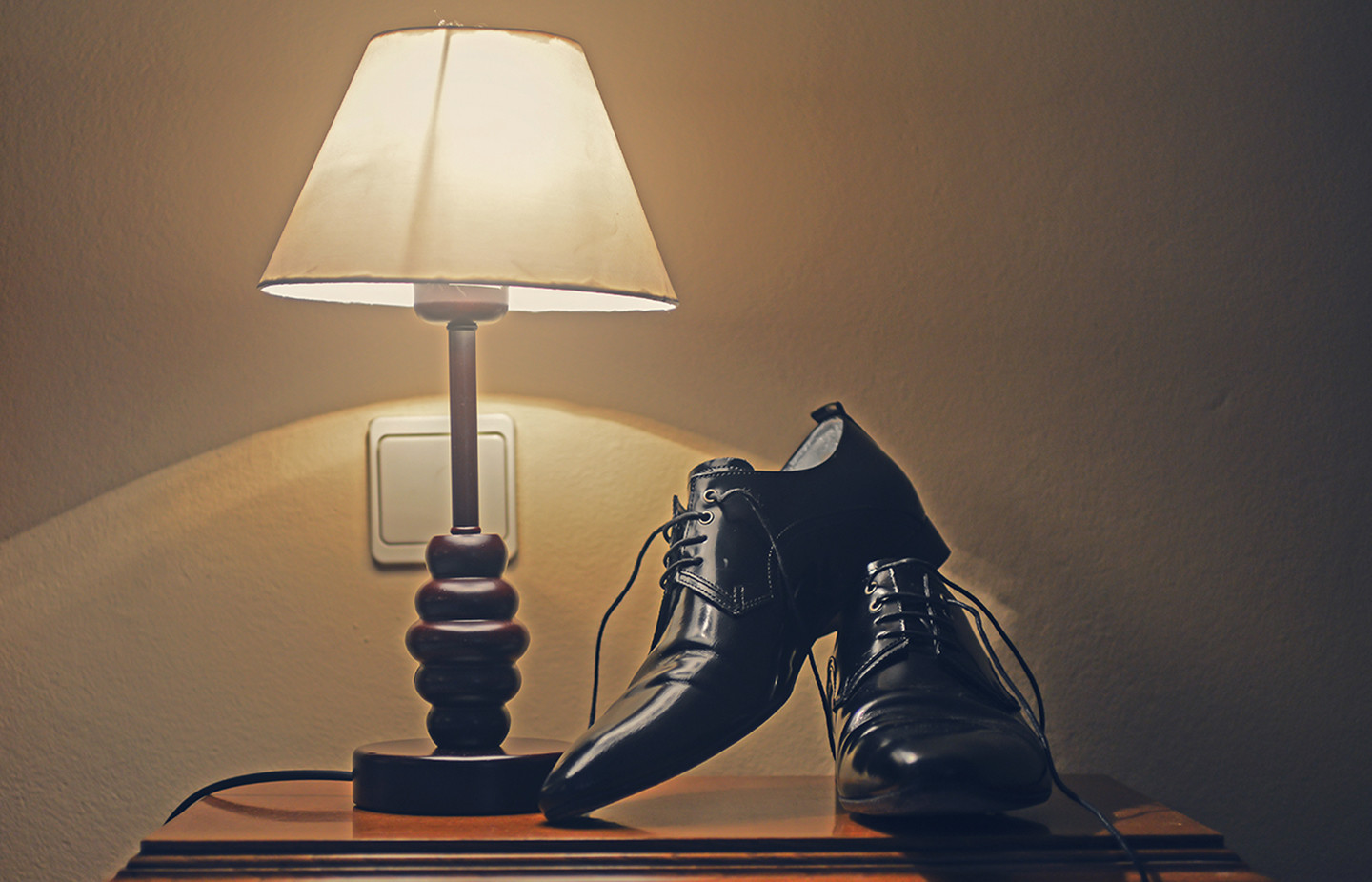 Sapatos de a beira de um candeeiro