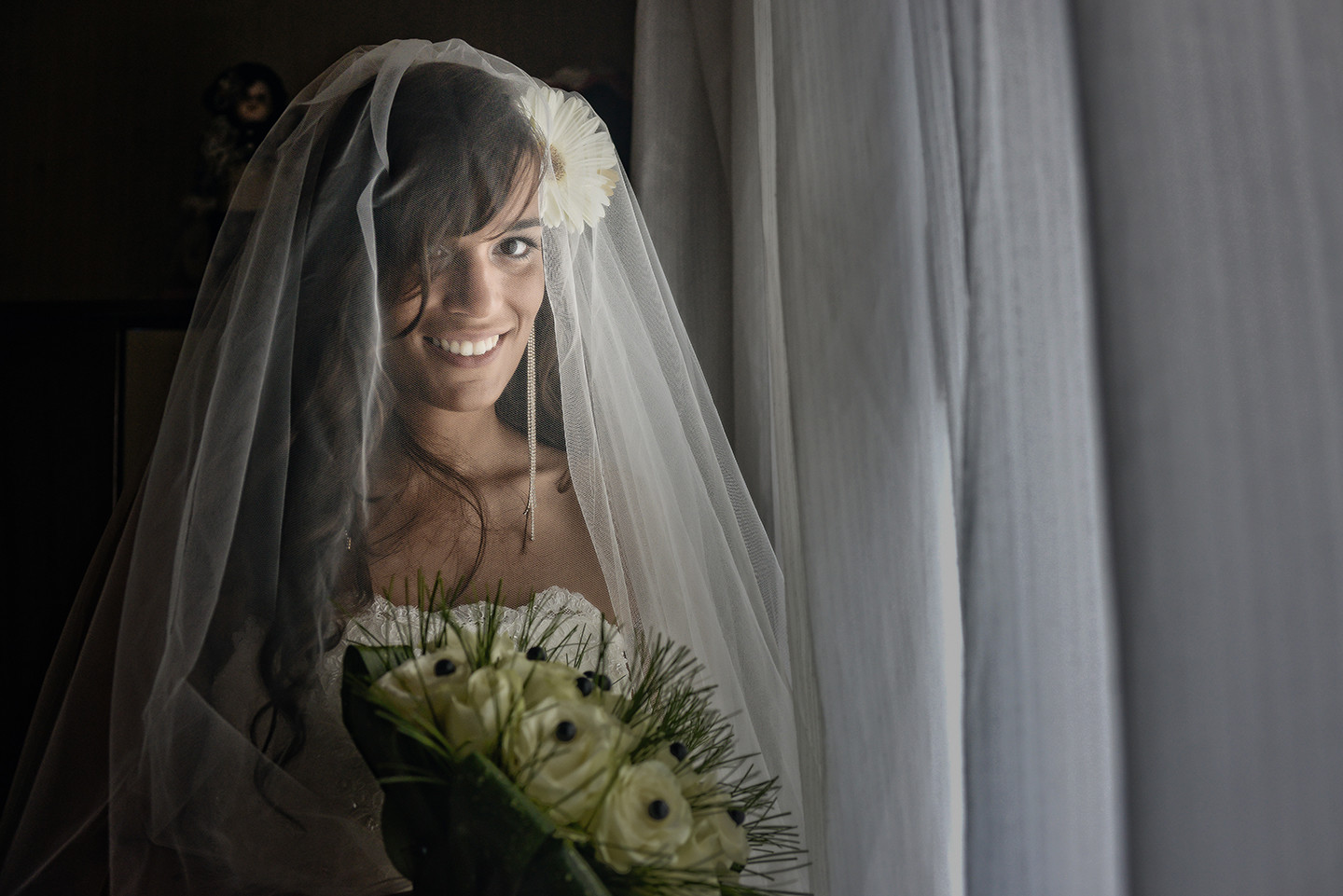 Noiva encostada na janela com o buque