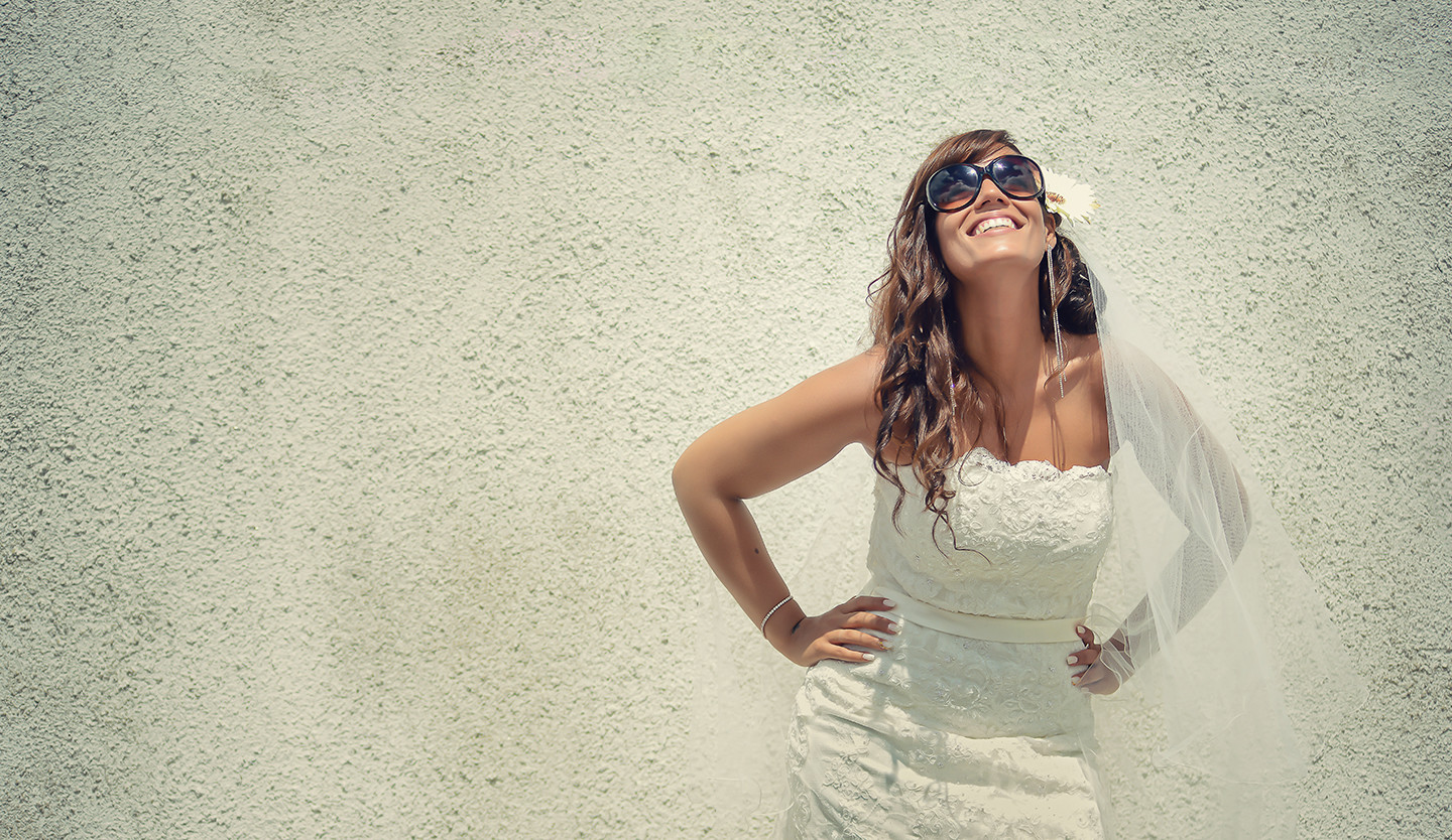 Noiva com um vestido branco de óculos de sol
