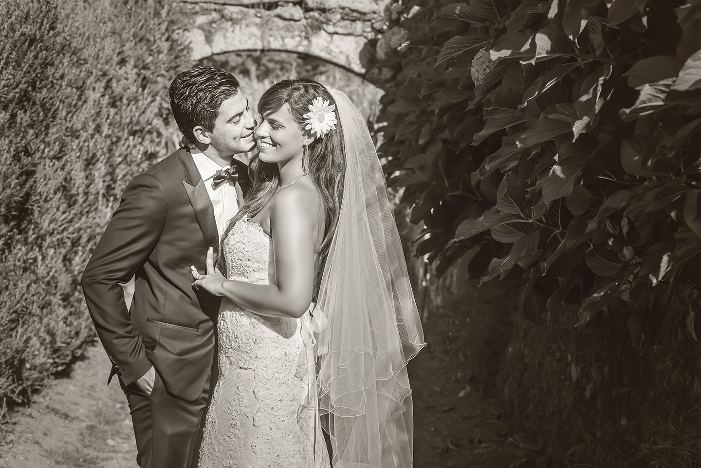 os noivos a sorrir um para o outro 