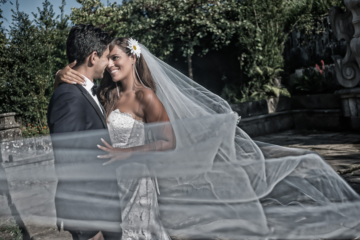 Noiva a com a mão a volta do pescoço do noivo