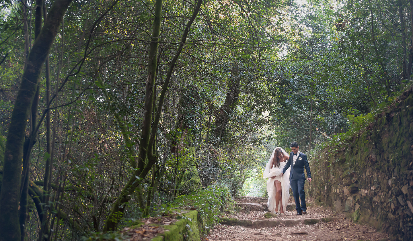 Noivos a caminhar no meio do bosque