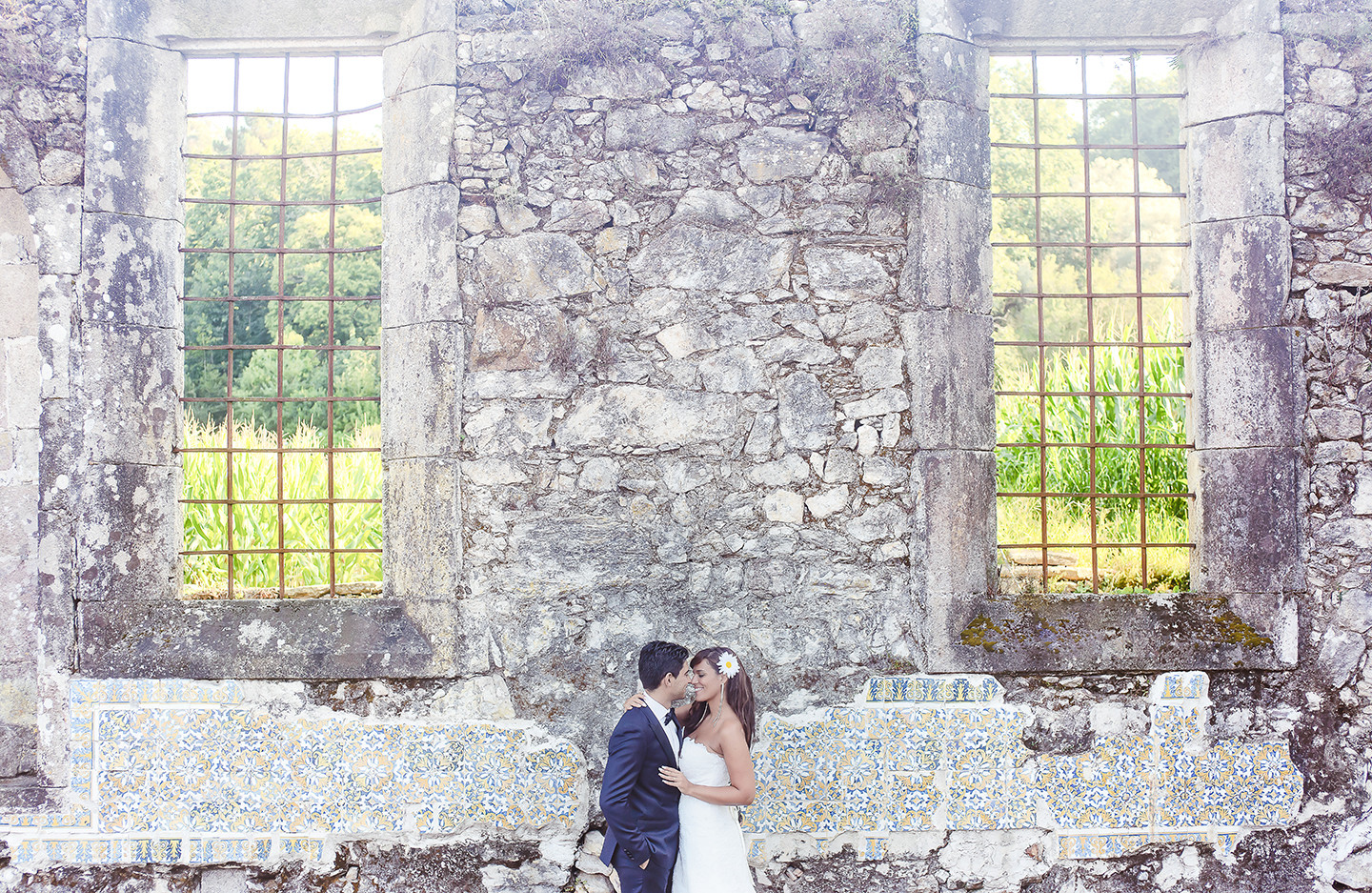 noivos a olharem um para outro e a sorrir apaixonadamente