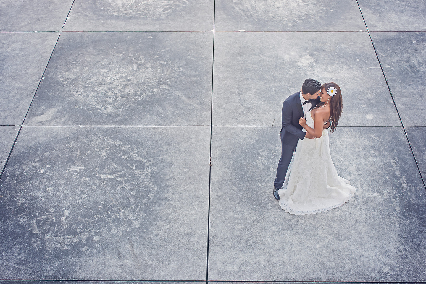 Noivos a dar um abraço enquanto sorriem 