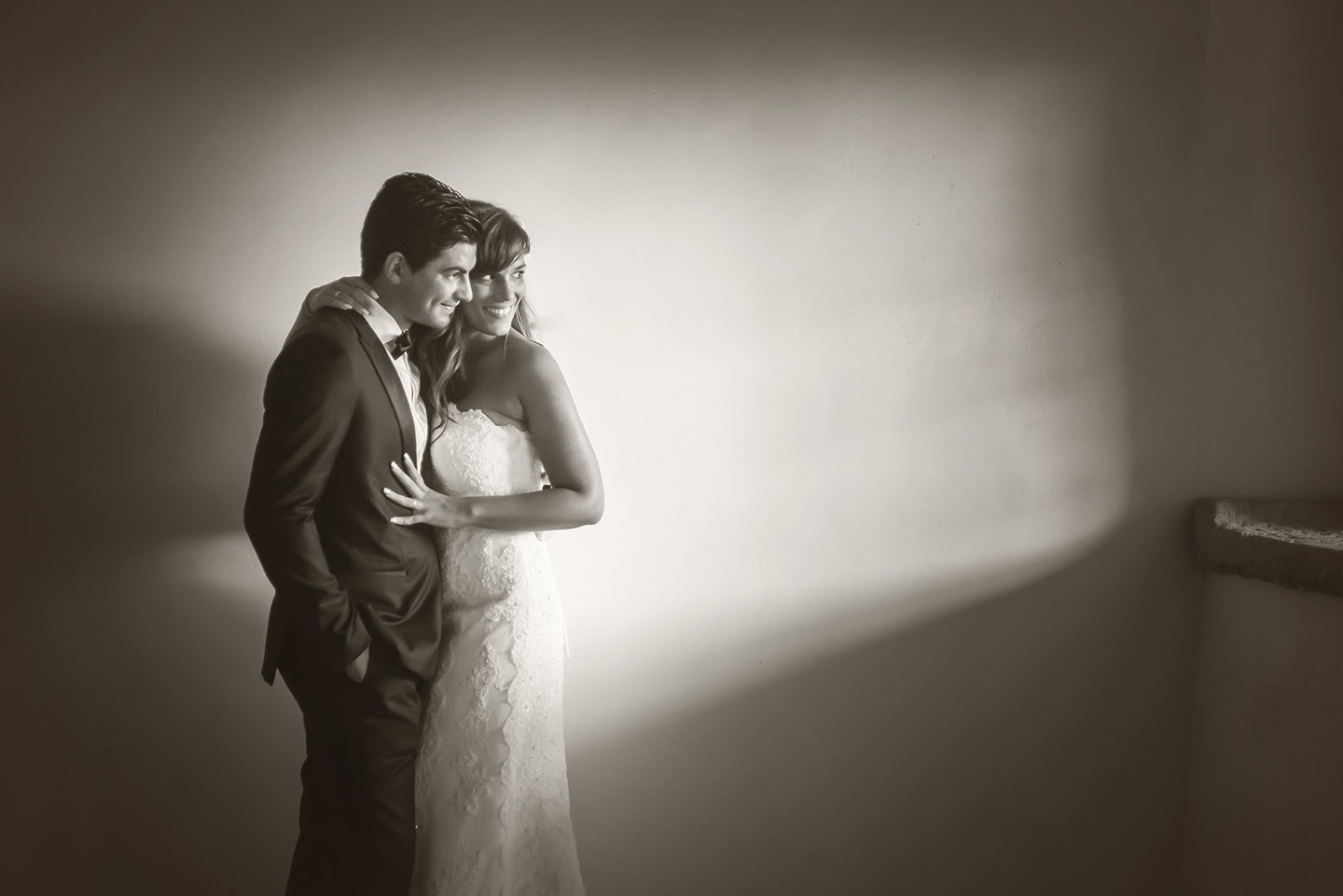 Noiva a abraçar o noivo e a sorrirem