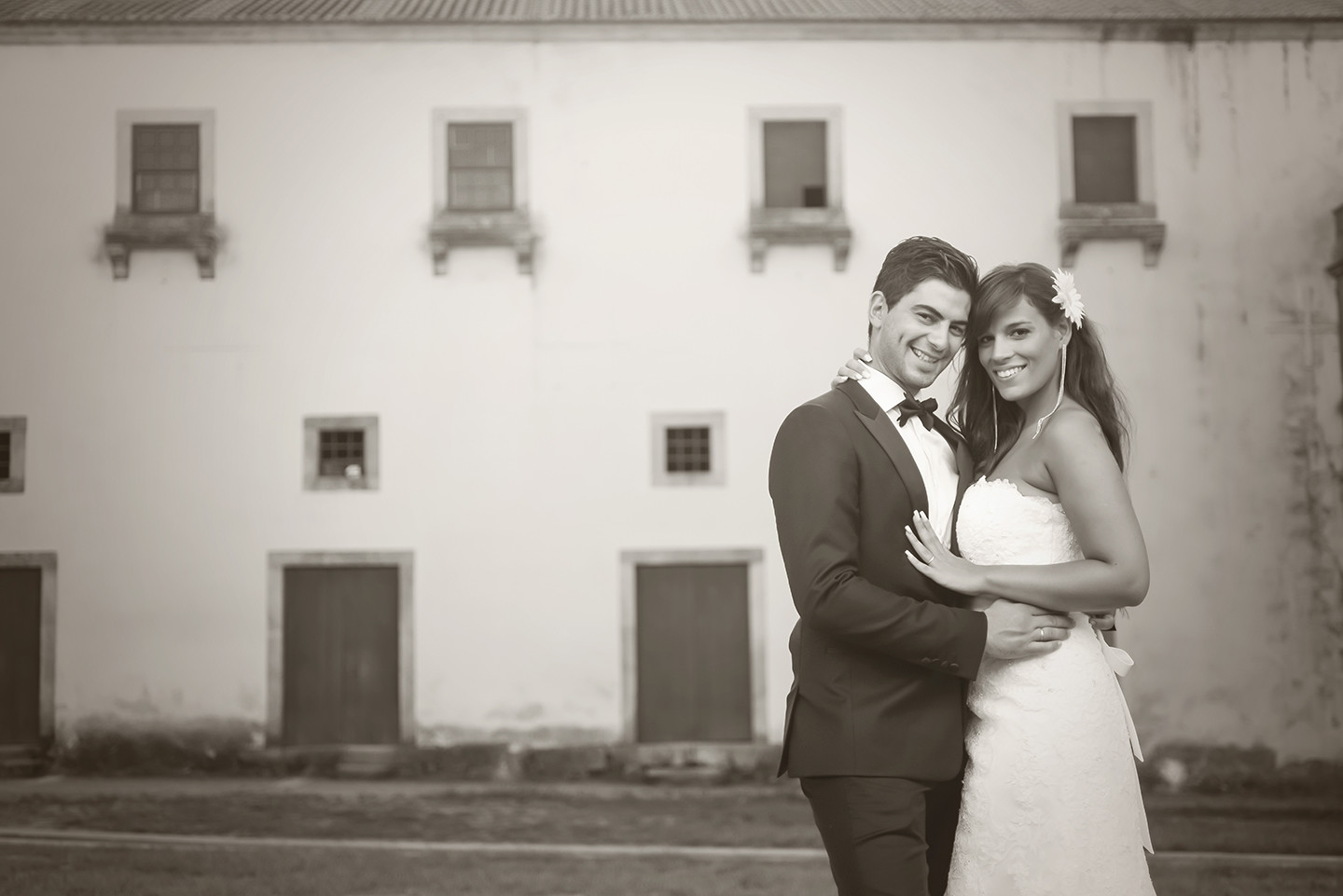 Noiva encostado no noivo a sorrir para a camara