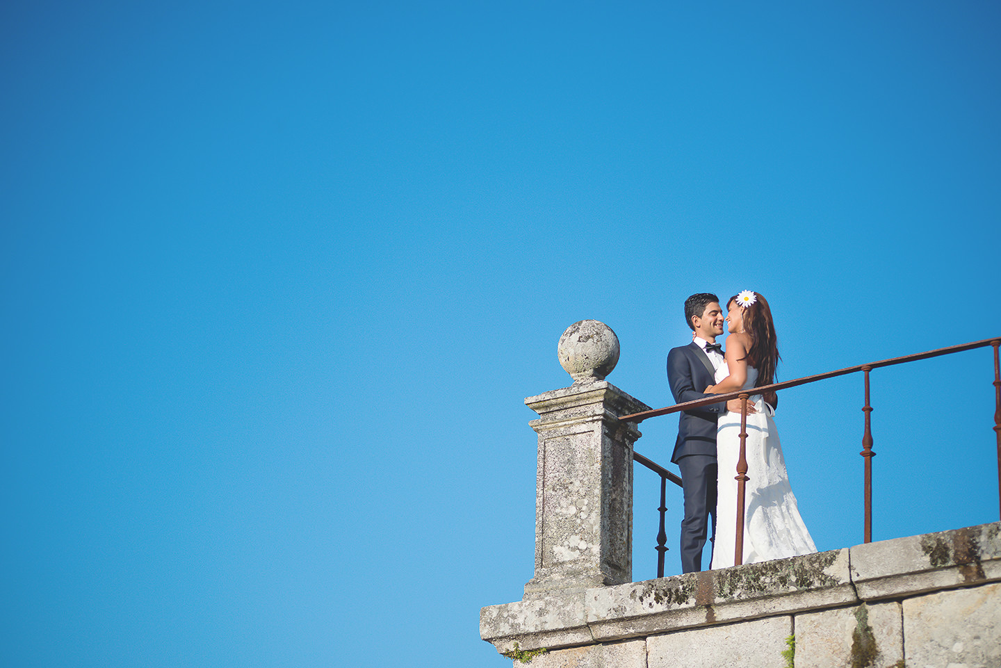Noivos a olharem um para o outro apaixonados