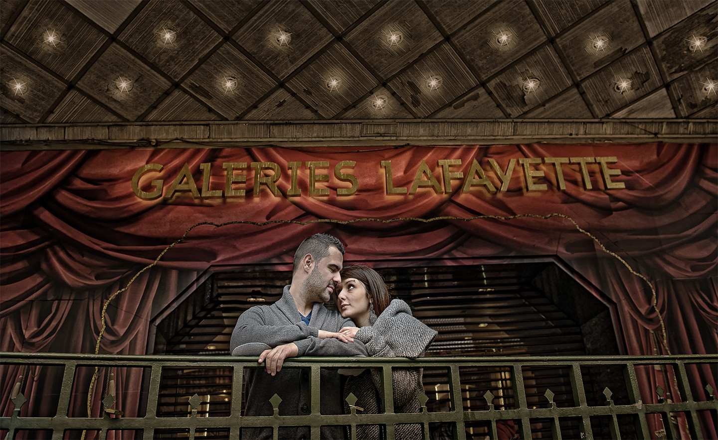 Mulher e homem a olhar um para o outro