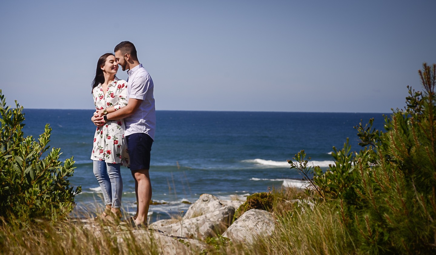 Casal a darem um abraço felizes