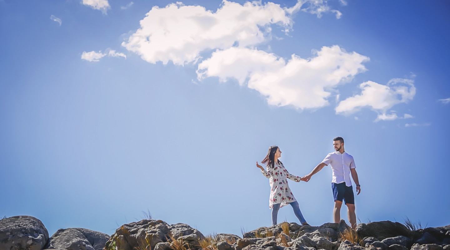 Casal a caminhar entre as rochas
