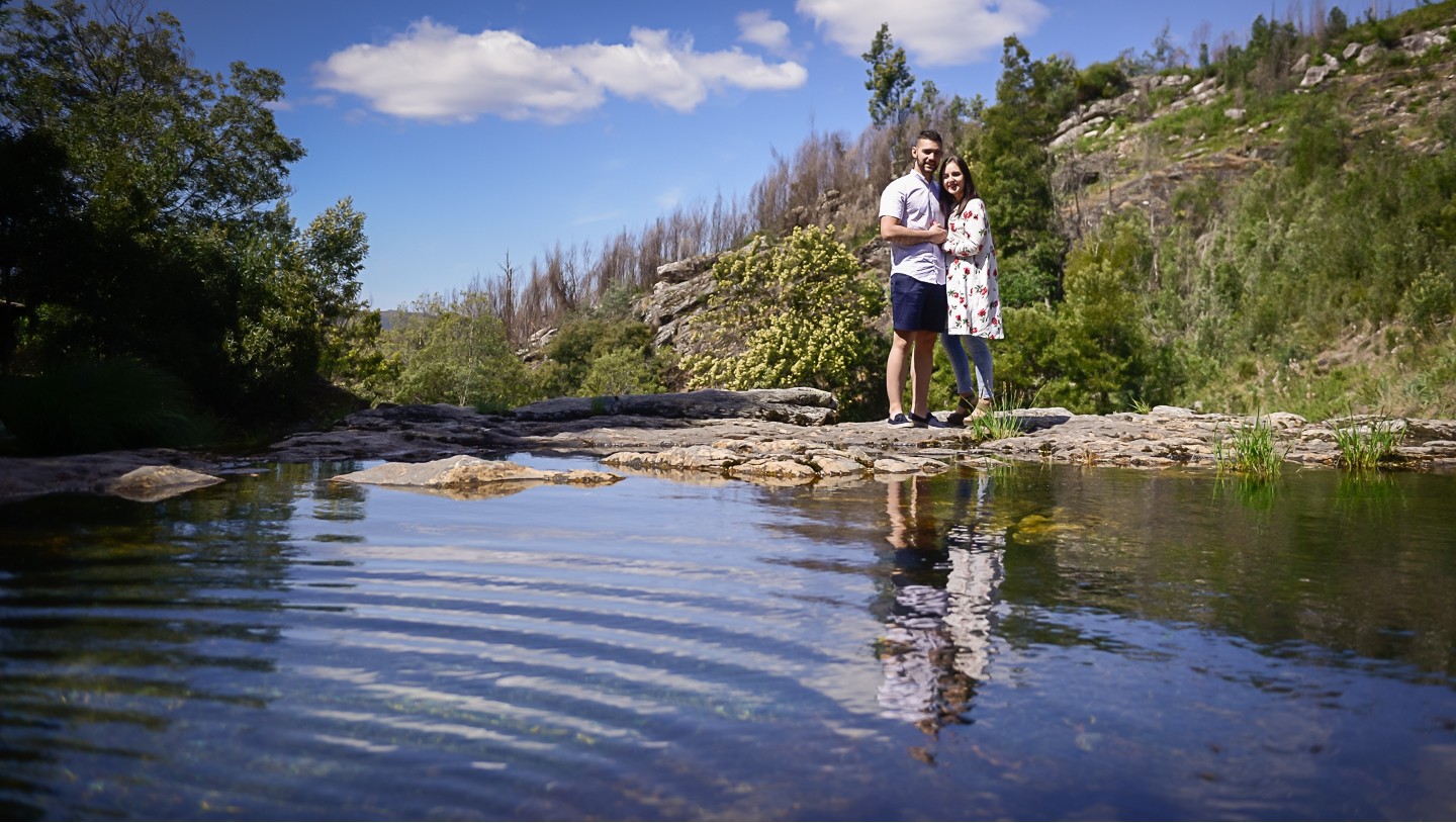 Casal a dar um abraço a beira do lago