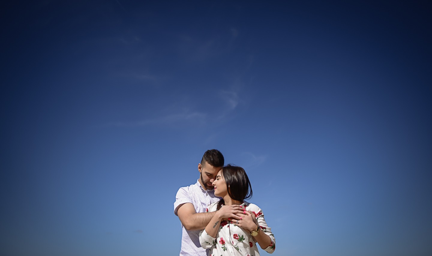 Homem a abraçar por trás a namorada